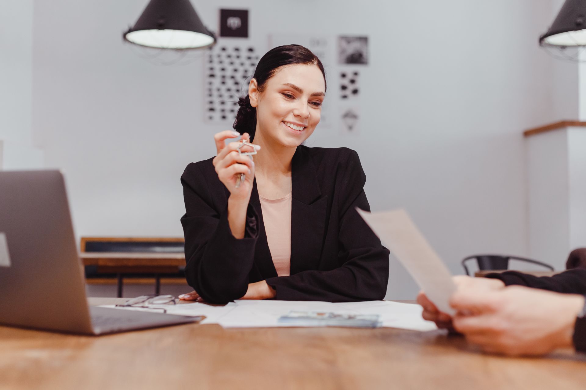 real estate agents agree to buy a home and give ke K6JULNA